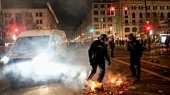 Polizeibeamte löschen das Feuer in den Straßen nach dem Neujahrsfeuerwerk in Berlin, Deutschland, Mittwoch, 1. Januar 2025.
