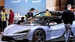 As pessoas visitam a exposição do fabricante chinês de automóveis eléctricos BYD no Salão Automóvel de Essen, na Alemanha, na sexta-feira, 29 de novembro de 2024.