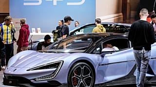 Persone visitano l'esposizione del produttore cinese di auto elettriche BYD all'Essen Motor Show di Essen, in Germania, venerdì 29 novembre 2024.