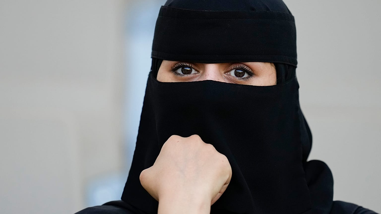 شابة سعودية تحضر مباراة الدور الثاني من كأس العالم للأندية لكرة القدم بين نادي ليون وأوراوا ريدز في استاد الأمير عبدالله الفيصل في جدة 15/12/2023