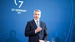 Avusturya Başbakanı Karl Nehammer, 31 Mart 2022 Perşembe günü Almanya'nın başkenti Berlin'deki başbakanlık binasında Almanya Başbakanı Olaf Scholz ile yaptığı görüşmenin ardından düzenlenen basın toplantısına katıldı.