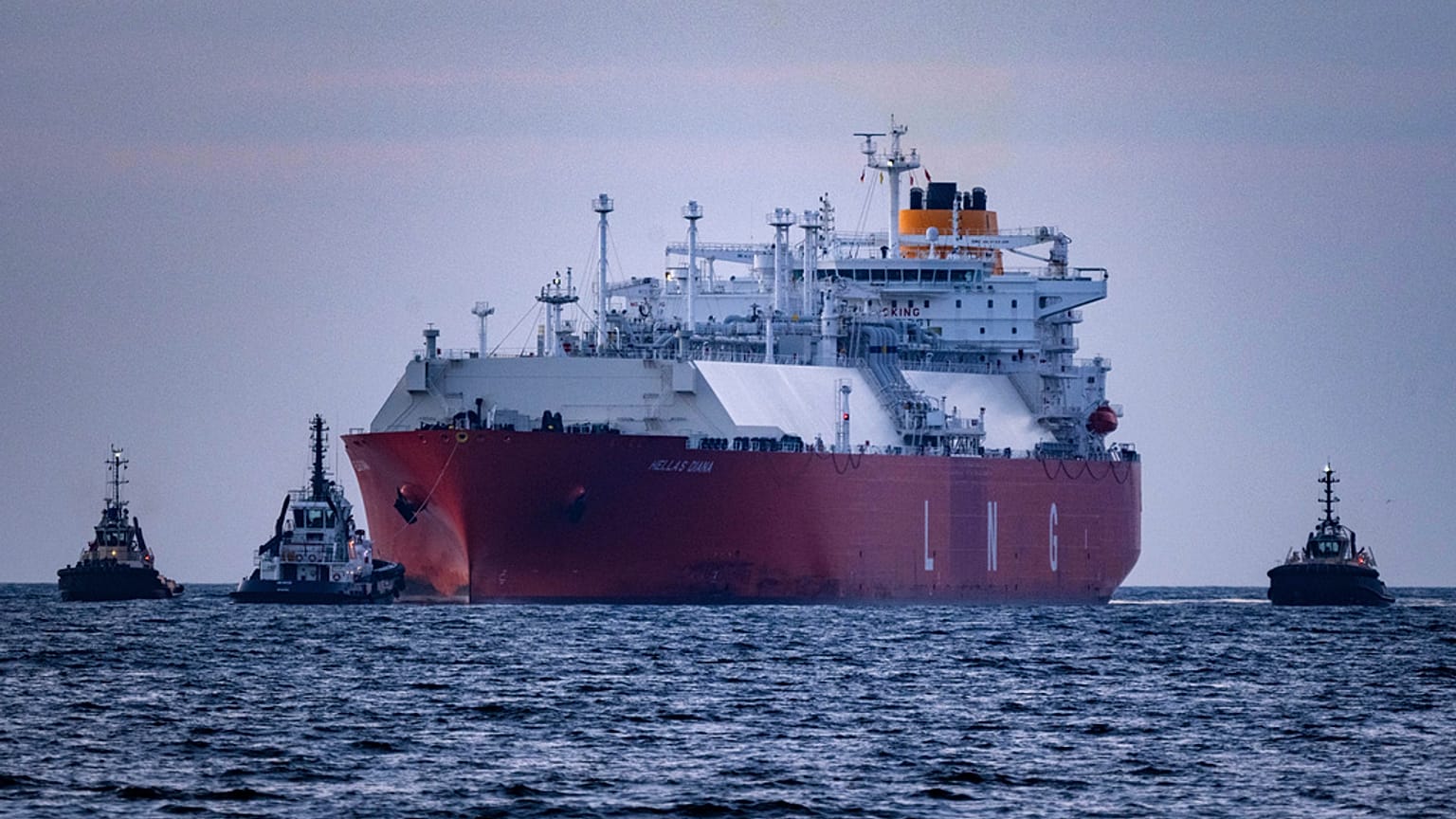 LNG tankeri "Hellas Diana", Almanya'nın Mukran kentindeki "Deutsche Ostsee" enerji terminaline bir LNG kargosu taşıyor