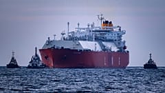 Der von Schleppern begleitete LNG-Tanker "Hellas Diana" transportiert eine Ladung LNG zum Energieterminal "Deutsche Ostsee" in Mukran, Deutschland, Mittwoch, 28. August 2024.