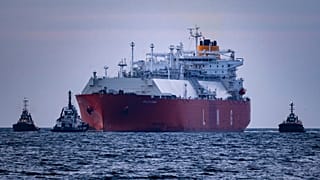 Accompagné de remorqueurs, le méthanier « Hellas Diana » transporte une cargaison de GNL vers le terminal énergétique « Deutsche Ostsee », à Mukran, en Allemagne, 28.08.24