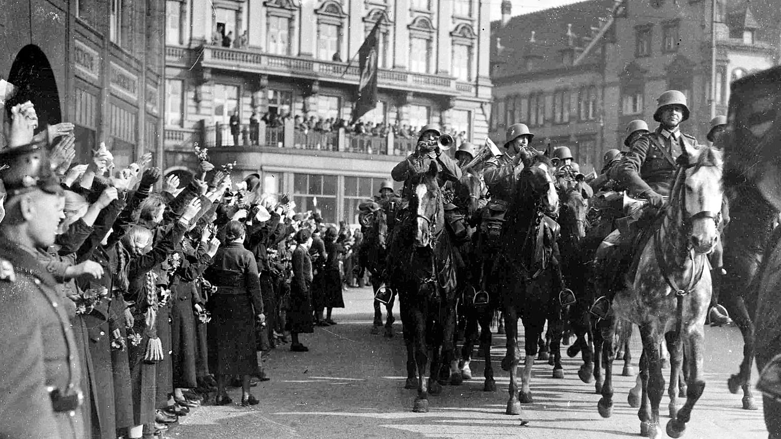 الترحيب بفرقة الخيالة الألمانية عند وصولها، في دوسلدورف، ألمانيا، 9 مارس 1936.