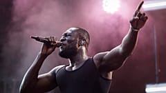 İngiliz rapçi Stormzy, 17 Temmuz 2024 Çarşamba günü İsviçre'nin Bern kentinde düzenlenen Gurtenfestival'in ana sahnesinde performans sergiliyor