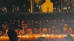 Μαζική αγρυπνία με κεριά πραγματοποιήθηκε την Πέμπτη στην Ποντγκόριτσα, πρωτεύουσα του Μαυροβουνίου, καθώς το έθνος θρηνεί 12 θύματα ενός μακελειού πυροβολισμών