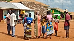 DATEI-FOTO: Dorfbewohner versammeln sich auf den Straßen des Dorfes Chakama, wo Bewaffnete einen italienischen Freiwilligen entführt haben, im Küstenbezirk Kilifi, Kenia, 21. November 2018.