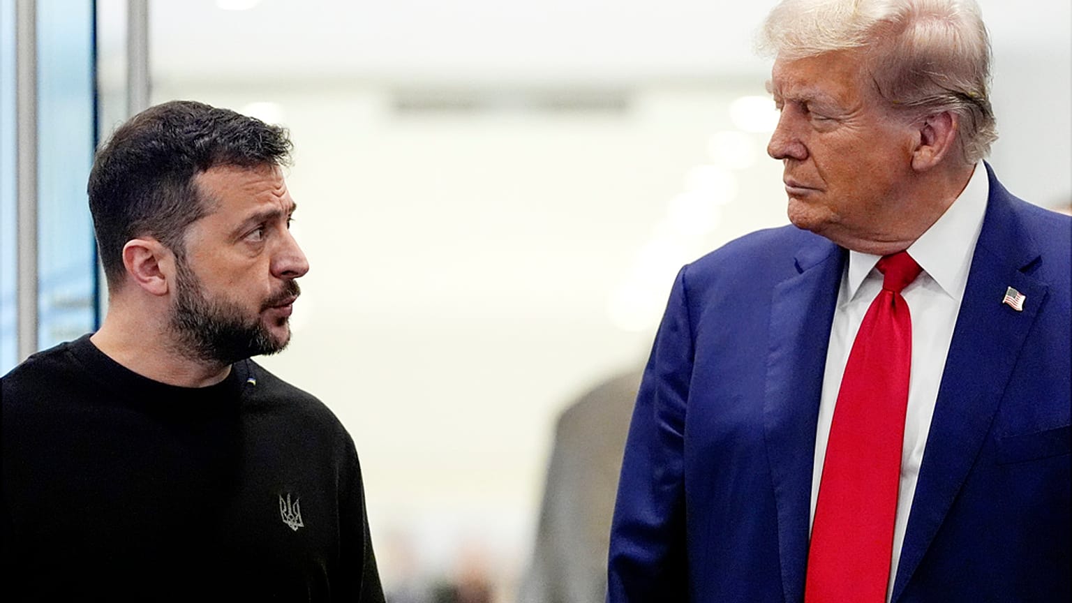 Ukrayna lideri Vladimir Zelenskiy (solda) ile ABD'nin seçilmiş başkanı Donald Trump