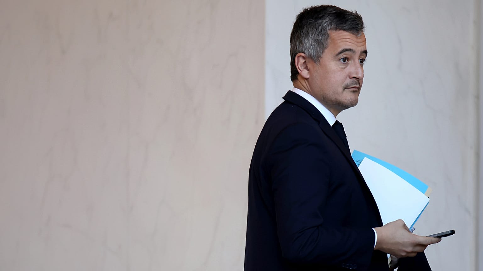 Le ministre français de la Justice, Gerald Darmanin, quitte le premier conseil des ministres du nouveau gouvernement, vendredi 3 janvier 2025 au palais de l'Élysée à Paris.