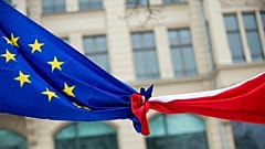 DATEI-FOTO: Verknotete EU-, links, und polnische Flaggen werden vor dem Polnischen Institut in Berlin, Deutschland, fotografiert, Samstag, 23. Januar 2016