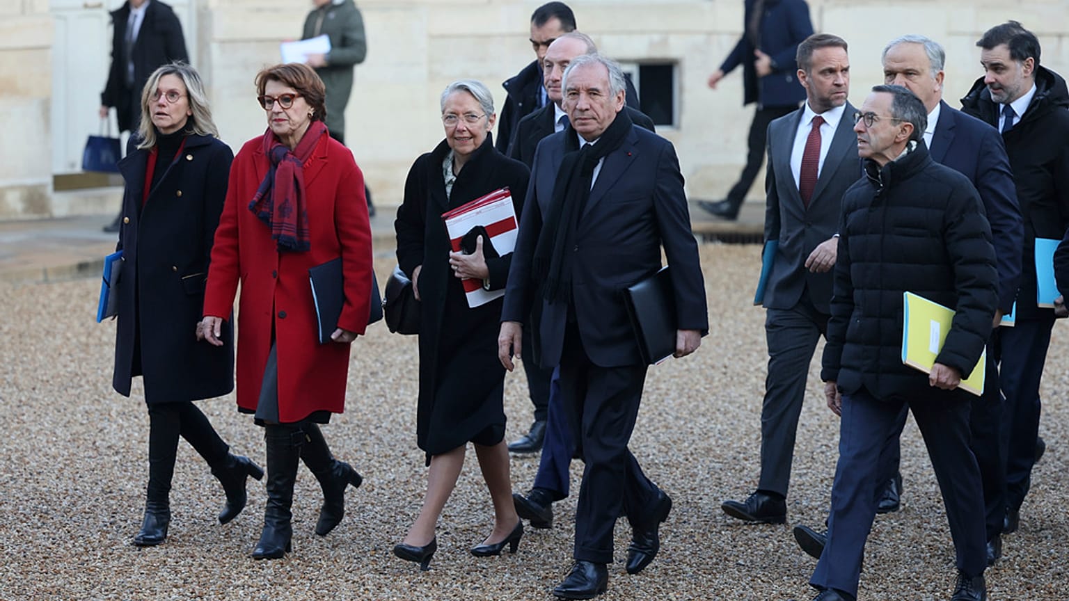 El primer ministro francés, François Bayrou, en el centro, llega al primer Consejo de Ministros del nuevo Gobierno, el viernes 3 de enero de 2025, en el Palacio del Elíseo.