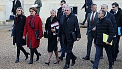 Der französische Premierminister François Bayrou (Mitte) trifft am Freitag, den 3. Januar 2025, zur ersten Kabinettssitzung der neuen Regierung im Élysée-Palast in Paris ein.