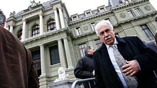 Doğu Perinçek, İsviçre'nin Lozan kentindeki Adalet Sarayı binasının dışında, 8 Mart 2007