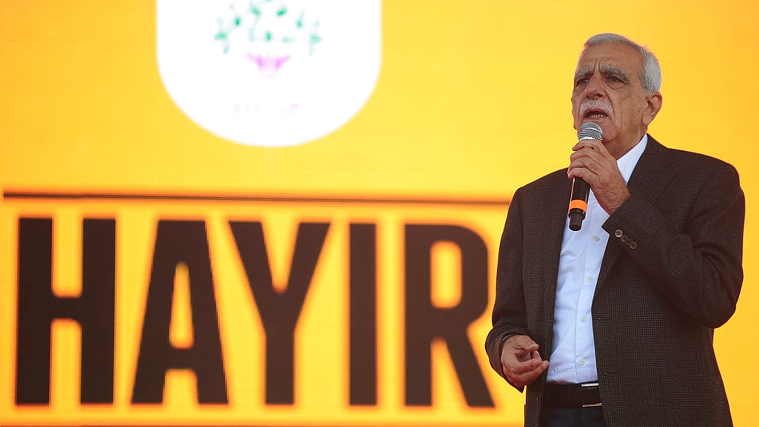 Ahmet Türk, İstanbul'daki bir mitingde seçmenlere sesleniyor, 8 Nisan 2017