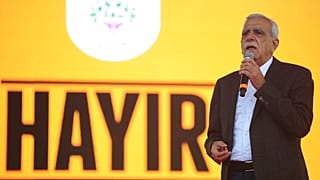 Ahmet Türk, İstanbul'daki bir mitingde seçmenlere sesleniyor, 8 Nisan 2017