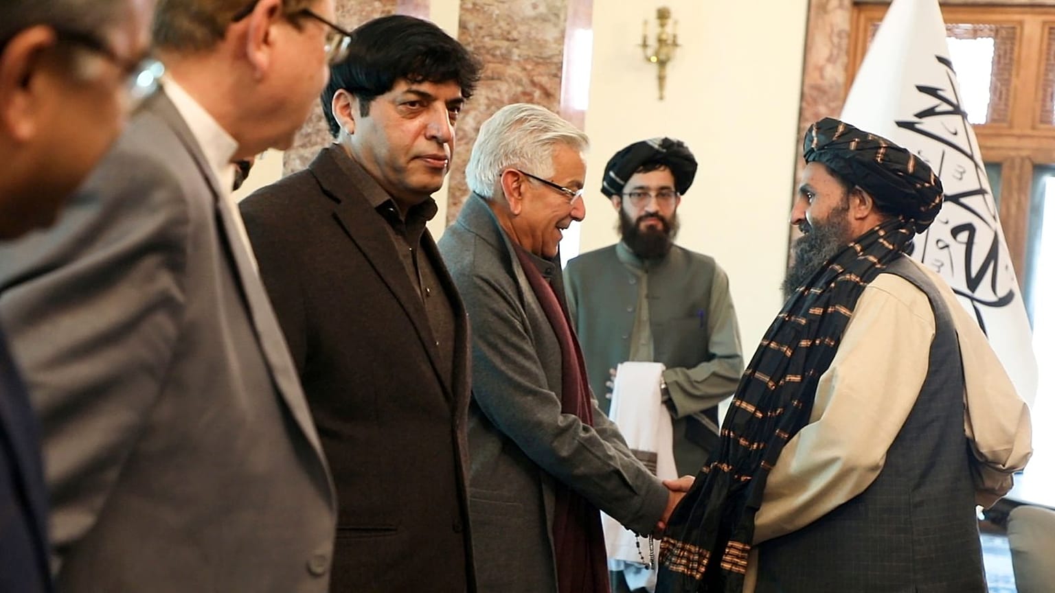 ملاقات ملا عبدالغنی برادر، معاون رئیس‌الوزرای طالبان با خواجه محمد آصف، وزیر دفاع پاکستان