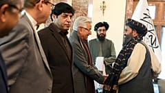 ملاقات ملا عبدالغنی برادر، معاون رئیس‌الوزرای طالبان با خواجه محمد آصف، وزیر دفاع پاکستان
