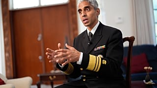 Генеральный хирург США доктор Вивек Мурти сидит на собеседовании в США в июле 2024 года.