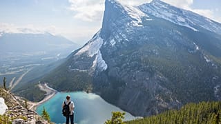 Foi recentemente inaugurado um novo percurso pedestre que serpenteia pela paisagem selvagem e rica em natureza da cadeia montanhosa das Dolomitas, em Itália.