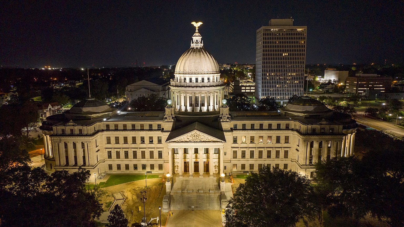 A Mississippi Állami Capitolium kivilágítva Jacksonban.