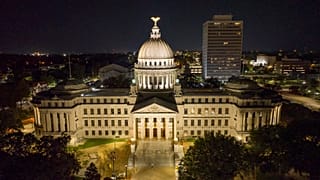 A Mississippi Állami Capitolium kivilágítva Jacksonban.