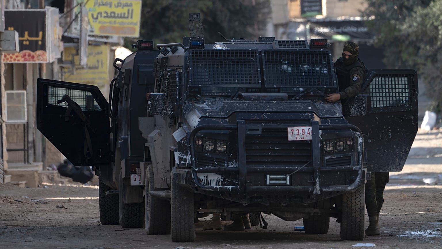 مركبات الأمن الفلسطينية المدرعة على الطريق أثناء قيام القوات الفلسطينية بشن عملية عسكرية ضد المسلحين في مخيم جنين في الضفة الغربية، الاثنين 23 ديسمبر 2024
