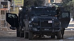 مركبات الأمن الفلسطينية المدرعة على الطريق أثناء قيام القوات الفلسطينية بشن عملية عسكرية ضد المسلحين في مخيم جنين في الضفة الغربية، الاثنين 23 ديسمبر 2024