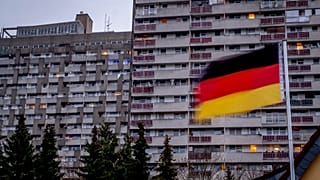 Frankfurt'ta bir apartmanın önünde Alman bayrağının dalgalandığı görülüyor, 16 Aralık 2024