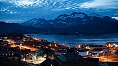 FILE PHOTO: Häuser werden nach dem Sonnenuntergang in Tasiilaq, Grönland, beleuchtet, Freitag, 16. August 2019.