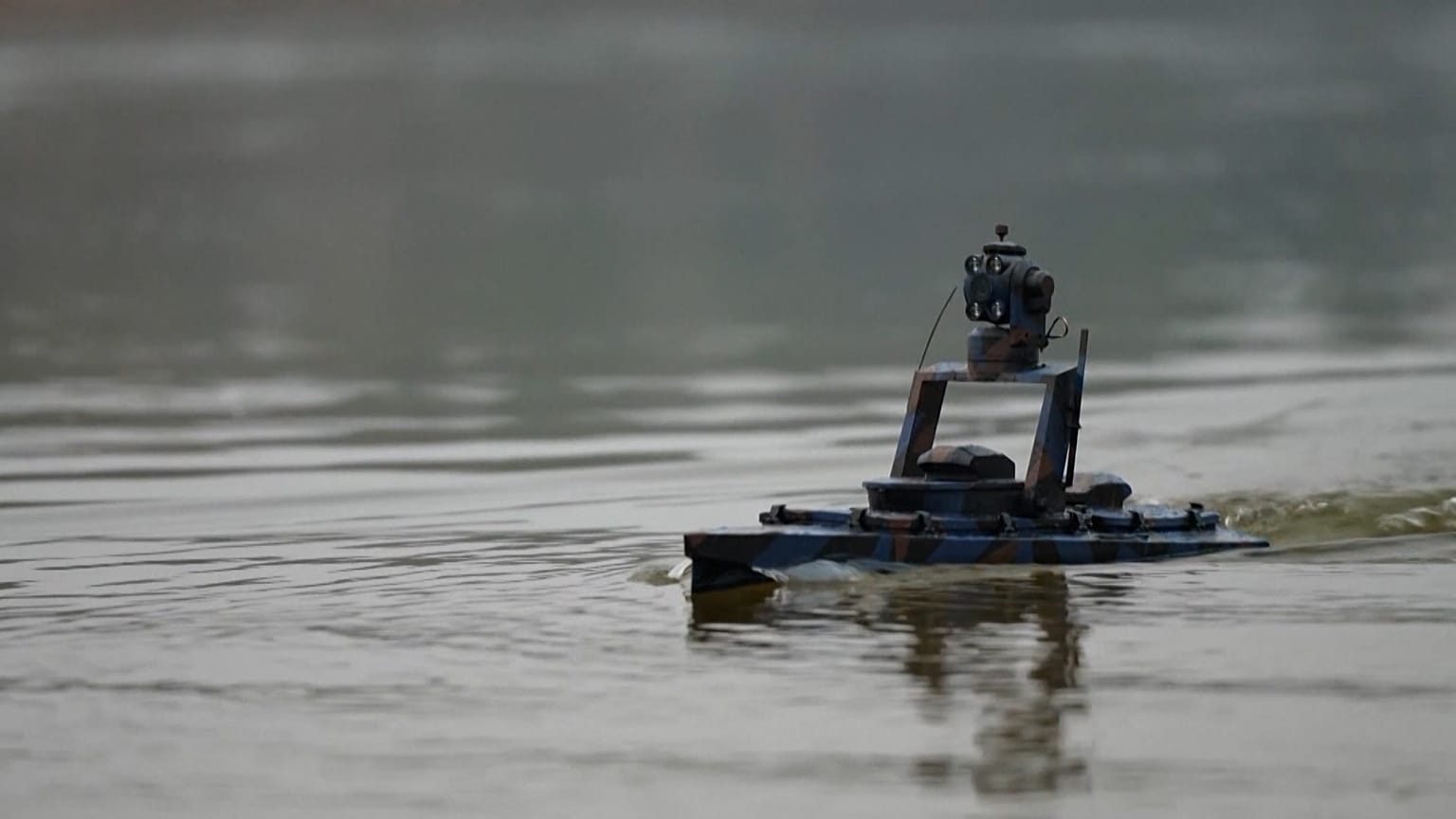 Esercitazione con un drone fluviale equipaggiato per missioni di ricognizione e combattimento a Kiev, Ucraina , 03.01.2025