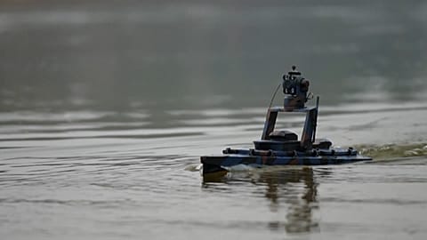 Exercice avec un drone fluvial équipé pour des missions de reconnaissance et de combat à Kiev en Ukraine , le 03.01.2025