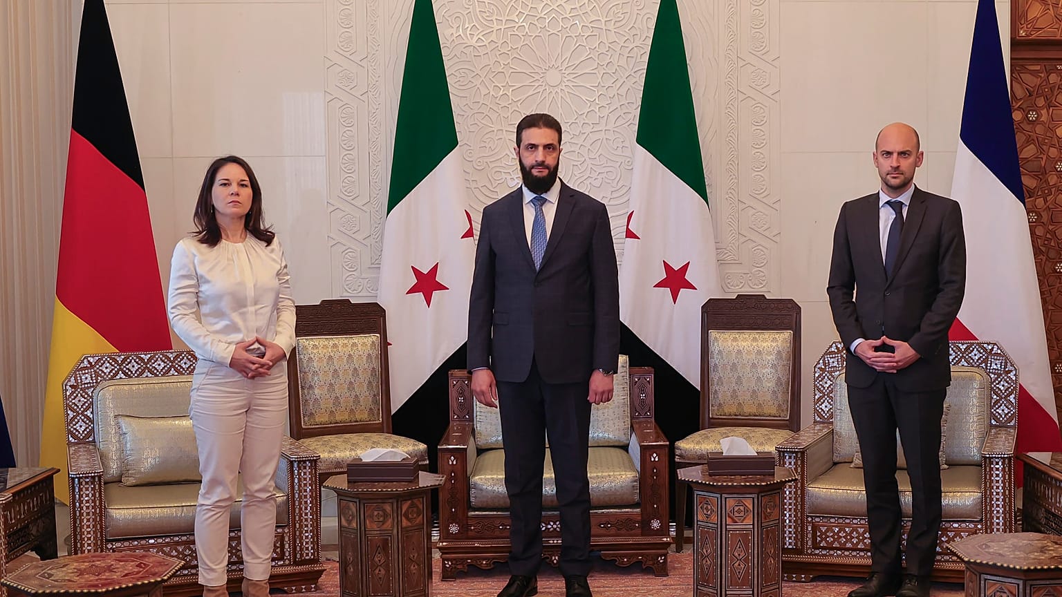 لقاء يجمع بين قائد الإدارة السورية الجديدة أحمد الشرع ووزيرة الخارجية الألمانية، أنالينا بيربوك ووزير الخارجية الفرنسي، جان نويل بارو
