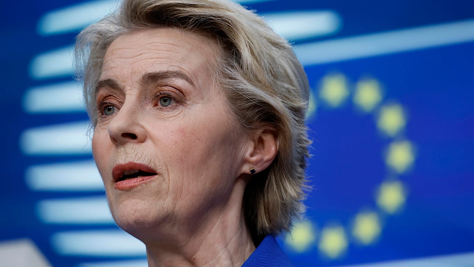 La présidente de la Commission européenne, Ursula von der Leyen, s'adresse aux médias à l'issue d'un sommet de l'UE à Bruxelles, jeudi 19 décembre 2024.