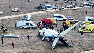 Azerbaycan Havayolları'na ait Embraer 190'ın enkazı Aktau havalimanı yakınlarında yerde yatıyor, 25 Aralık, 2024