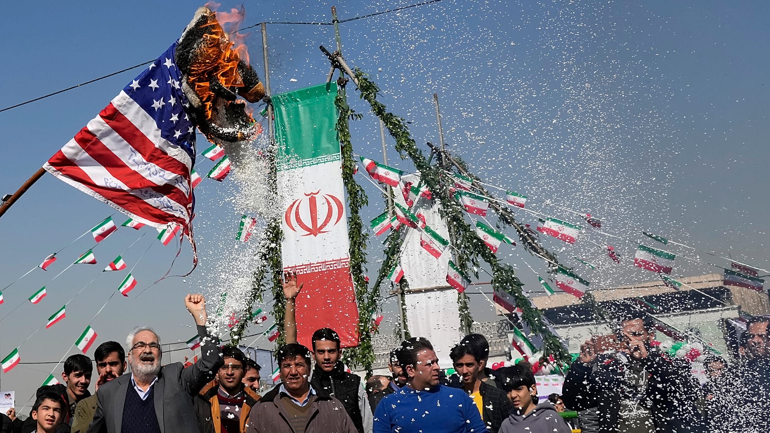 Manifestantes queman una bandera estadounidense durante su concentración anual en conmemoración de la Revolución Islámica de Irán de 1979 en Teherán, 11 de febrero de 2024.