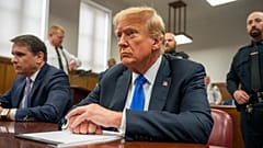 Der ehemalige Präsident Donald Trump erscheint vor dem Strafgericht in Manhattan während der Beratungen der Geschworenen in seinem Prozess wegen Schweigegeldzahlungen in New York, 30. Mai 2024