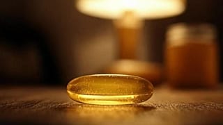 Bu stok görselde bir kapsül, arkada bir ışık ve bir kavanoz görülüyor.
