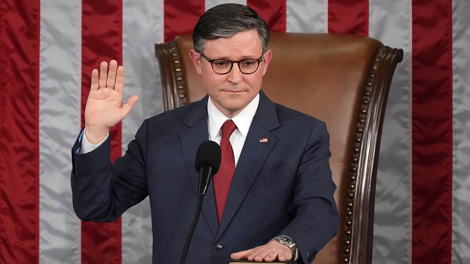 Mike Johnson prête serment après avoir été réélu président de la Chambre des représentants, 3 janvier 2025.