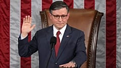 Mike Johnson jura su cargo tras ser reelegido presidente de la Cámara de Representantes, 3 de enero de 2025.