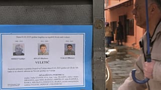 Ένας άνδρας περπατά μπροστά από τις ανακοινώσεις θανάτου των θυμάτων πυροβολισμών στο Τσετίνιε, 3 Ιανουαρίου 2025