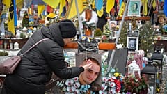 Ένας συγγενής προσεύχεται στον τάφο ενός στρατιώτη που σκοτώθηκε υπερασπιζόμενος την Ουκρανία από τη ρωσική εισβολή στο Λβιβ, 28 Δεκεμβρίου 2024