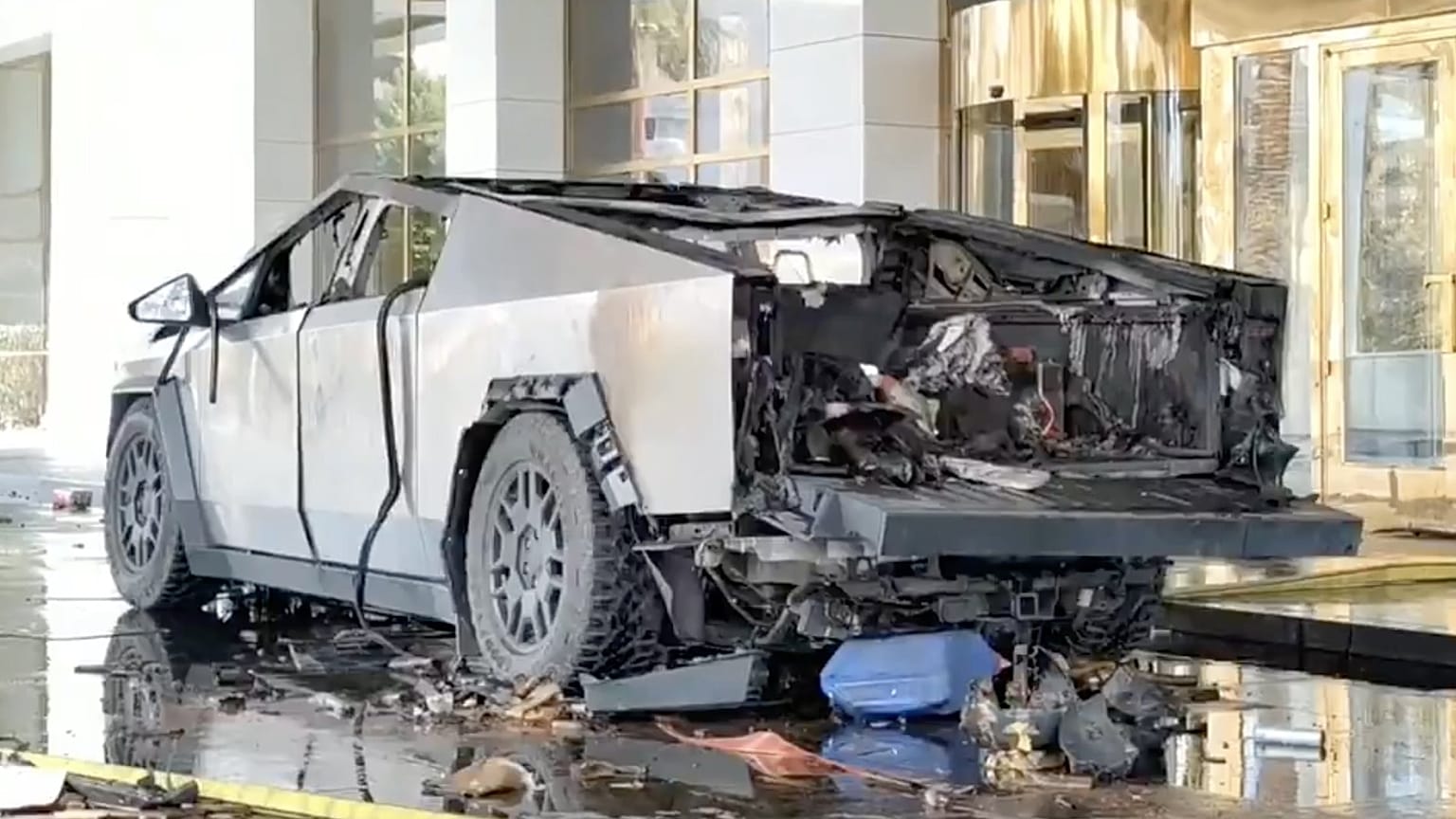 A Las Vegas-i szálloda előtt felrobbantott Tesla kisteherautó roncsa 2025. január 2-án.