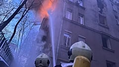 Фото украинских служб спасения: тушение пожара в жилом здании, поврежденном в результате удара российского беспилотника по центру Киева, 1 января 2025 г.