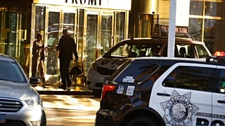 Δυνάμεις ασφαλείας έξω από το ξενοδοχείο της αλυσίδας Τραμπ στο Λας Βέγκας μετά την έκρηξη αυτοκινήτου