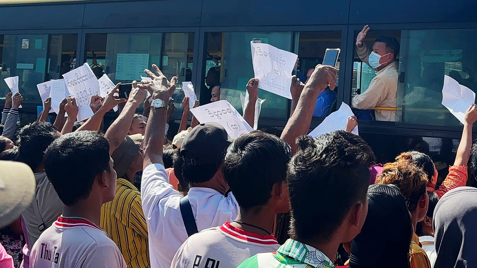 Otobüsler belirdiğinde aile üyeleri sevdiklerinin isimlerinin yazılı olduğu dövizler taşıyordu