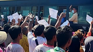 Otobüsler belirdiğinde aile üyeleri sevdiklerinin isimlerinin yazılı olduğu dövizler taşıyordu