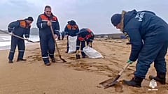 Ekipler, Kerç Boğazı'nda fırtınaya yakalanan iki tankerden dökülen tonlarca akaryakıtı temizlemek için çalışıyor, 4 Ocak 2025.