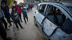 Κατεστραμμένο όχημα στην Ντέιρ αλ Μπάλα στη Γάζα