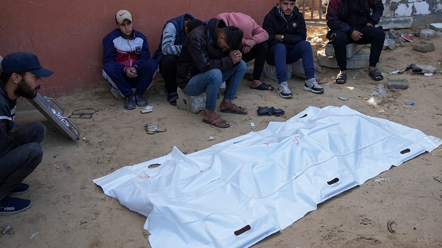 أقارب فلسطيني قُتل في غارات إسرائيلية ليلًا ينعونه أمام مستشفى ناصر في خان يونس، غزة.